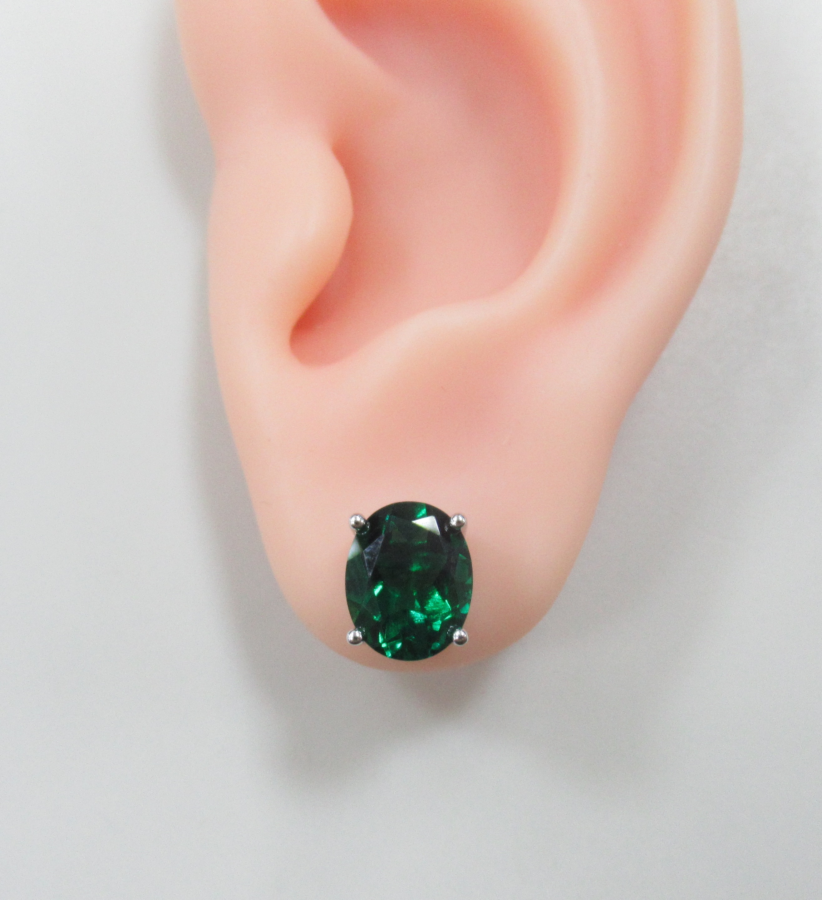 Серебряные серьги-пусеты с выращенными изумрудами